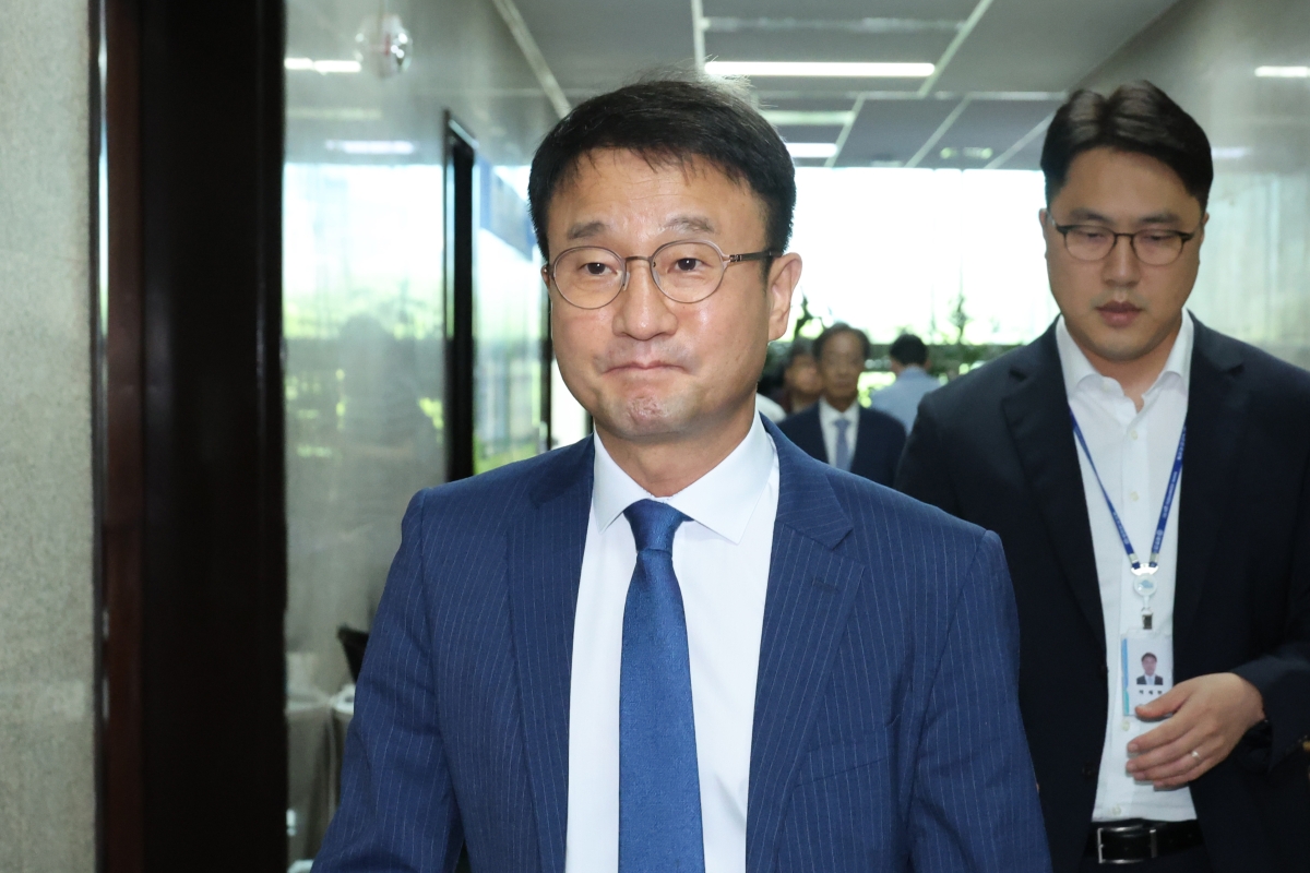 한병도 더불어민주당 당대표 직무대행 겸 원내대표가 14일 서울 여의도 국회에서 열린 비공개 최고위원회를 마친 후 회의실을 나서고 있다. 2026.7.14 뉴스1