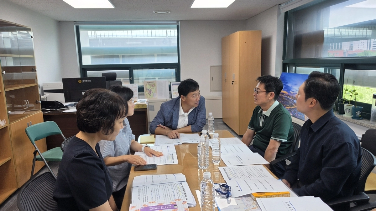 지난 13일 서울시 교통실과 중랑구청 간 합동 정책간담회에 참석한 박승진 의원(가운데). 서울시의회 제공
