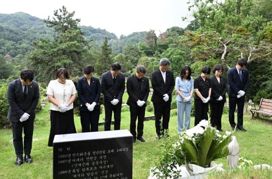 참배하는 서울시의회 더불어민주당 1기 대표단. 서울시의회 제공