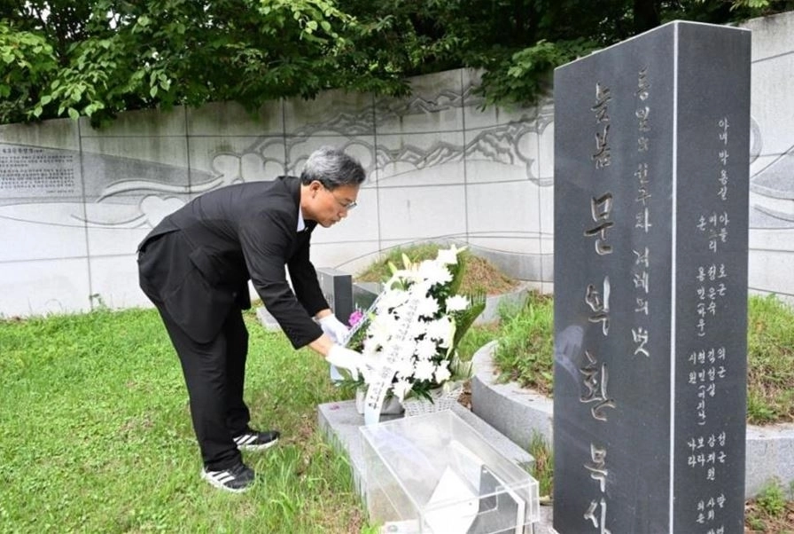 헌화하는 이상훈 대표의원. 서울시의회 제공
