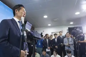 정청래, 혁신당과 흡수통합론에 “무릎 꿇고 악수하라는 것”