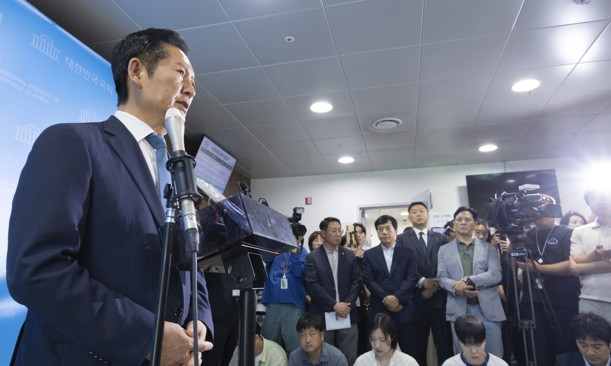 정청래 전 더불어민주당 대표가 지난 13일 국회 소통관에서 8·17 전당대회에 당 대표 후보 출마 기자회견을 마친 뒤 취재진 질문에 답하고 있다. 2026.7.13 연합뉴스