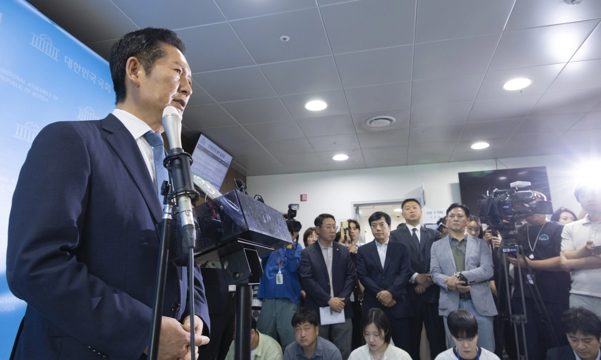 정청래 전 더불어민주당 대표가 지난 13일 국회 소통관에서 8·17 전당대회에 당 대표 후보 출마 기자회견을 마친 뒤 취재진 질문에 답하고 있다. 2026.7.13 연합뉴스