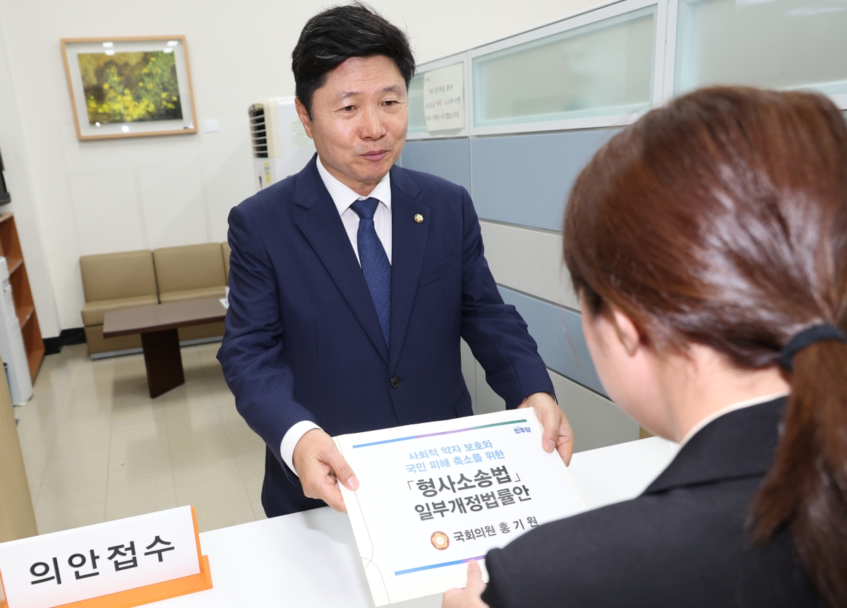 홍기원 더불어민주당 의원이 14일 여의도 국회 의원과에 사회적 약자 등 보호를 위한 보완수사권 일부 존치 형사소송법 일부개정법률안을 제출하고 있다. 뉴시스