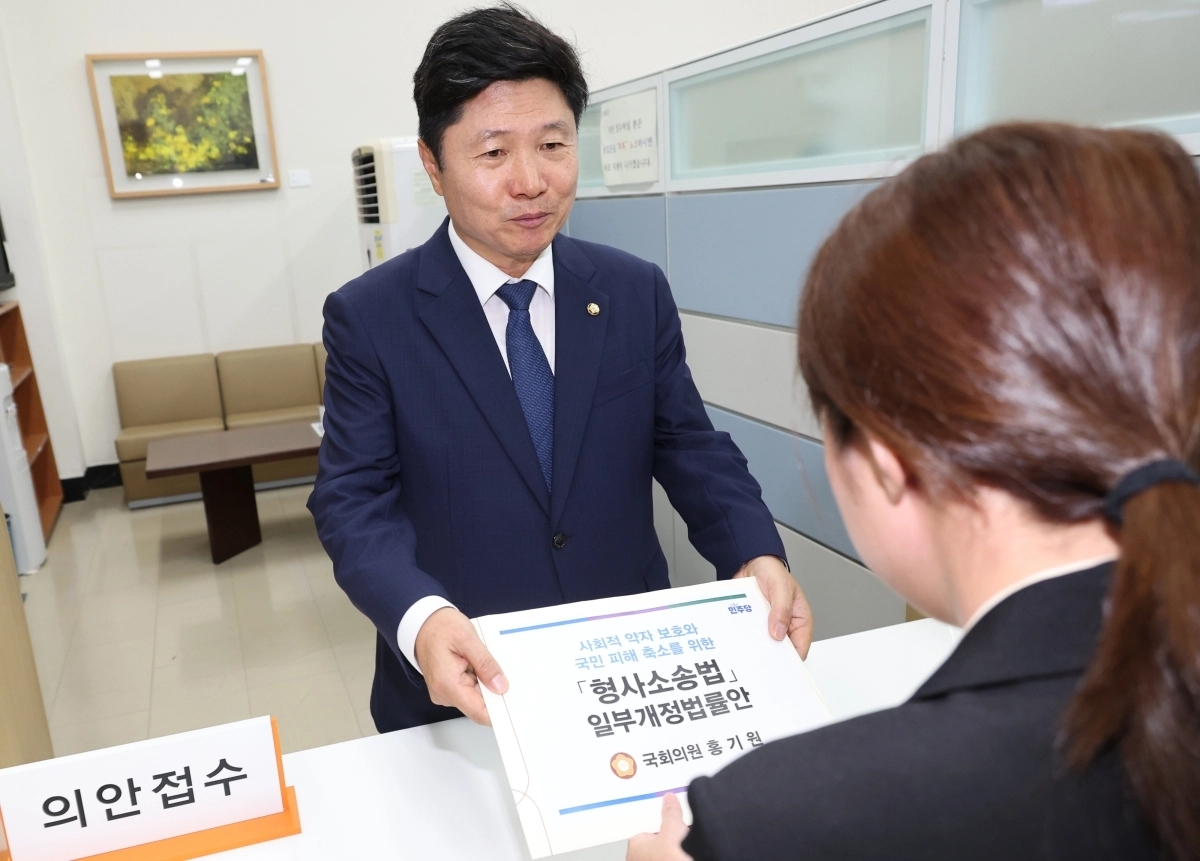 홍기원 더불어민주당 의원이 14일 여의도 국회 의원과에 사회적 약자 등 보호를 위한 보완수사권 일부 존치 형사소송법 일부개정법률안을 제출하고 있다. 뉴시스