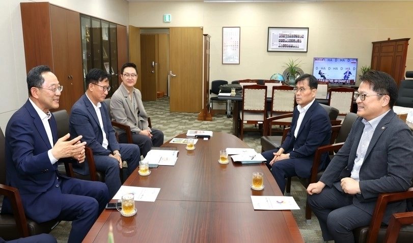명현관 군수와 군 관계자들은 산업통상자원부를 찾아 ‘해남 솔라시도 RE100 국가산단 1호 지정’을 강력히 건의했다. 해남군 제공
