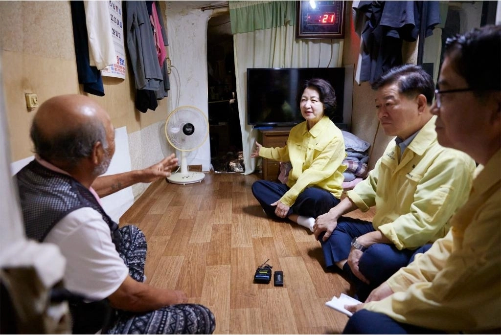 추미애 경기도지사가 14일 오전 박승원 광명시장과 함께 광명시 소하동 뚝방촌 주민과 대화하고 있다. 경기도 제공