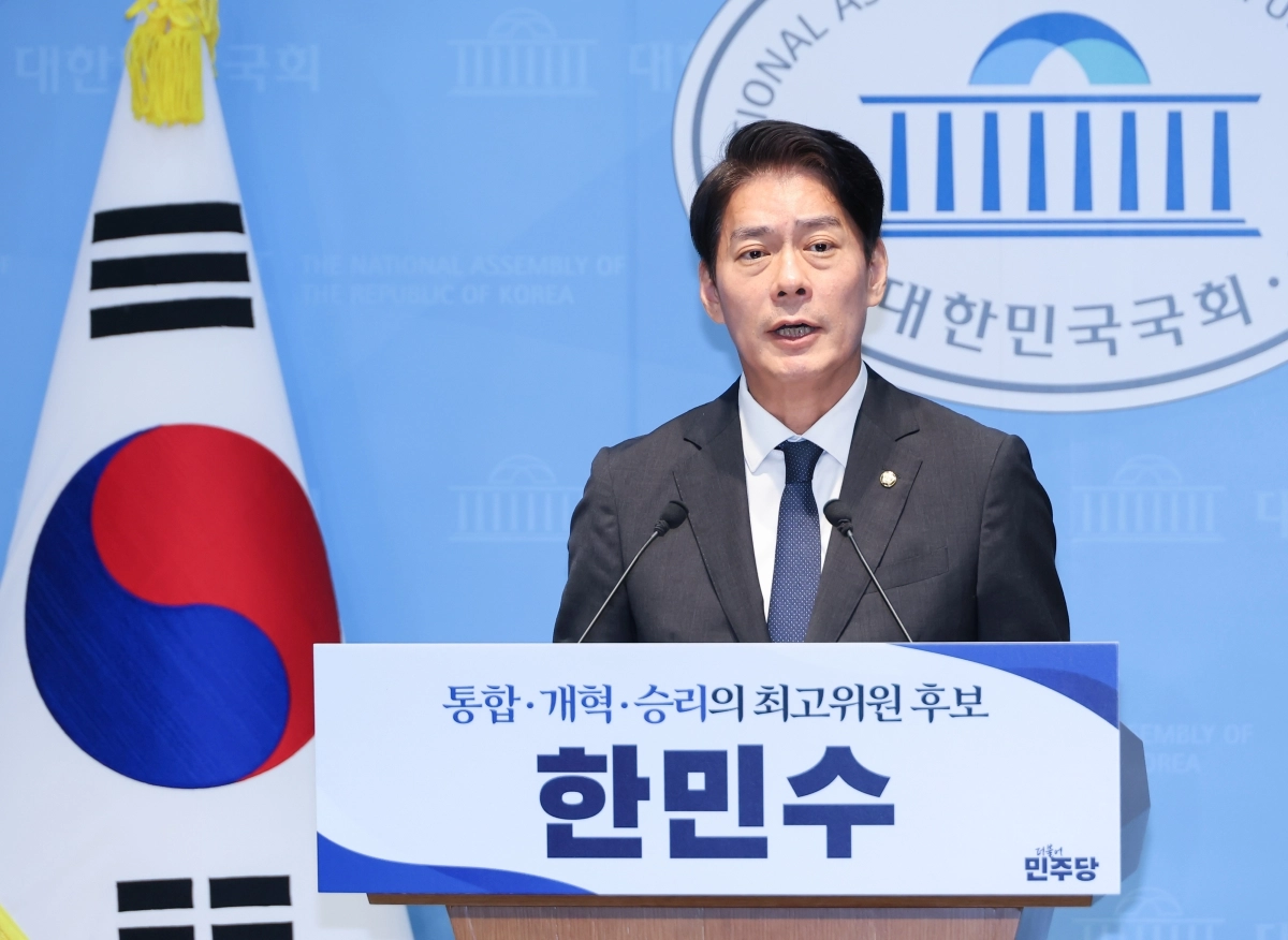 한민수 더불어민주당 의원이 14일 국회 소통관에서 8·17 더불어민주당 전당대회 최고위원 선거 출마를 선언하고 있다. 2026.7.14 연합뉴스