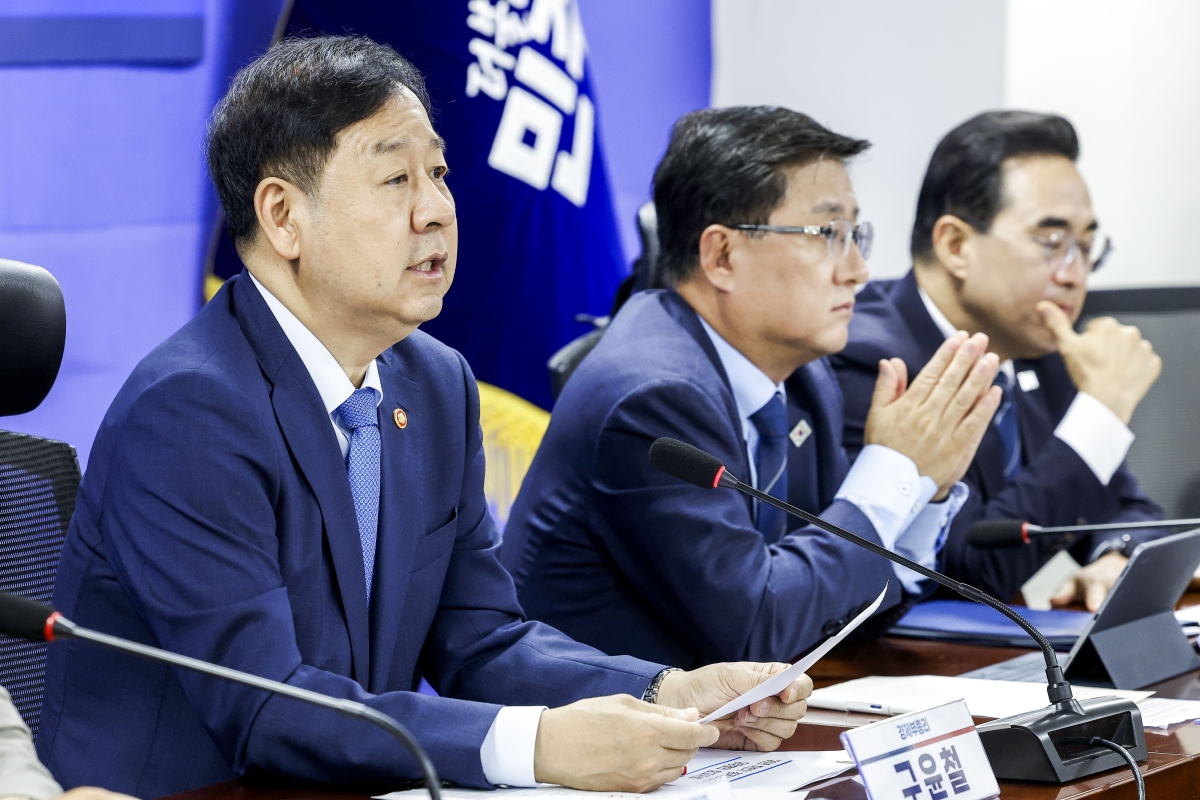 구윤철(왼쪽) 부총리 겸 재정경제부 장관이 지난 13일 서울 여의도 국회 의원회관에서 열린 2026 하반기 경제성장전략 당정협의에서 발언하고 있다. 뉴시스
