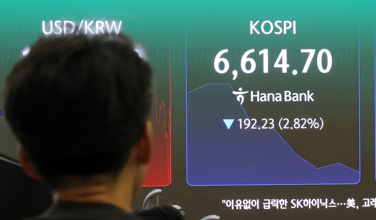 14일 오전 서울 중구 하나은행 딜링룸에서 딜러들이 업무를 하고 있다. 2026.7.14 뉴시스