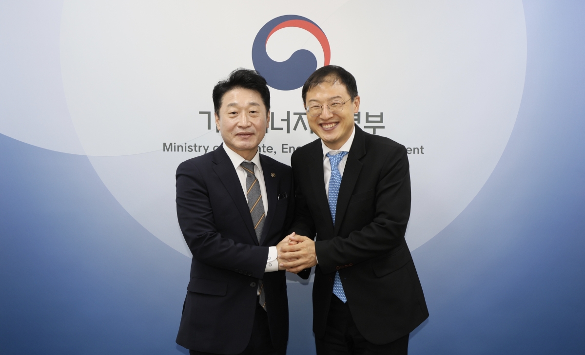 김상욱 울산시장(오른쪽)이 14일 한강홍수통제소에서 이호현 기후에너지환경부 제2차관을 만나 기념촬영을 하고 있다. 울산시 제공