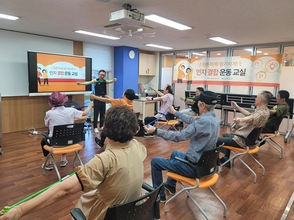 강사의 지도 아래 치매안심센터 어르신들이 단체운동 프로그램에 참여하고 있는 모습. 사진=(주)튼튼한거북이 제공