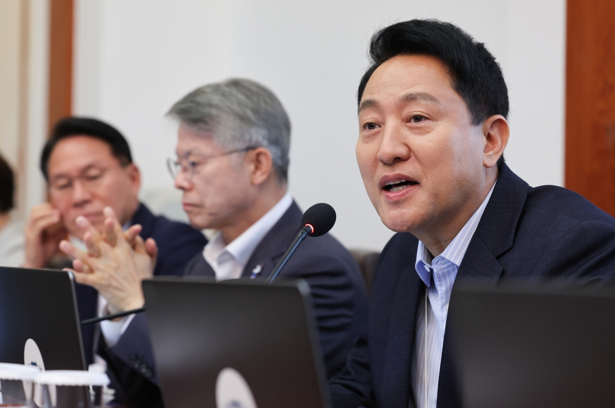 오세훈 서울시장이 14일 청와대에서 이재명 대통령 주재로 열린 국무회의에서 자료제출 관련 발언을 하고 있다.    6·3 지방선거에서 5선에 성공한 오 시장은 이날 배석자 신분으로 국무회의에 참석했다. 오 시장의 국무회의 참석은 지난해 8월 이후 11개월 만이다. 2026.7.14 [청와대통신사진기자단]