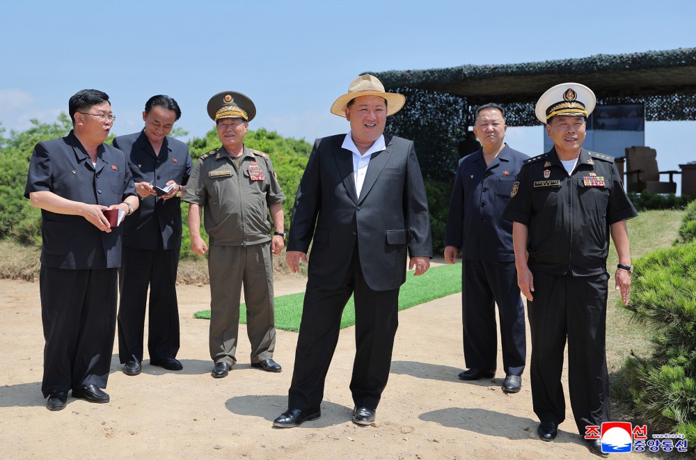 김정은 북한 국무위원장이 진수식 도중 좌초했던 신형 5천t급 구축함 ‘강건호’에 탑재된 미사일과 함포 등 주요 무기체계 시험을 지난 3일 참관했다고 조선중앙통신이 5일 보도했다.[조선중앙통신 홈페이지 캡처] 2026.7.5  평양 조선중앙통신=연합뉴스