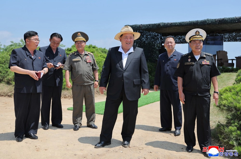 김정은 북한 국무위원장이 진수식 도중 좌초했던 신형 5천t급 구축함 ‘강건호’에 탑재된 미사일과 함포 등 주요 무기체계 시험을 지난 3일 참관했다고 조선중앙통신이 5일 보도했다.[조선중앙통신 홈페이지 캡처] 2026.7.5  평양 조선중앙통신=연합뉴스