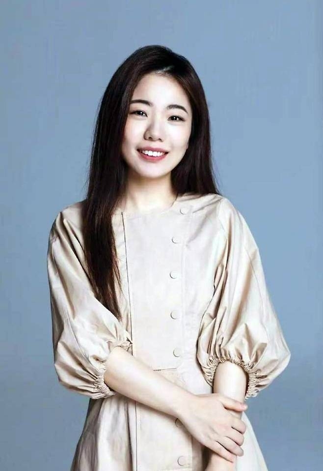 한국 소설의 가치를 깎아내렸던 중국 유명 작가가 석사학위 논문 표절이 인정돼 학위를 취소당했다. 사진은 중국 유명작가 장팡저우 모습. 연합뉴스