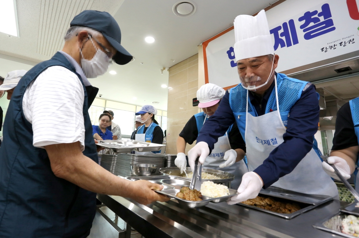 현대제철이 초복을 앞둔 14일 당진시노인복지관 경로식당에서 보양식 배식 봉사활동을 하고 있다. 당진제철소 제공