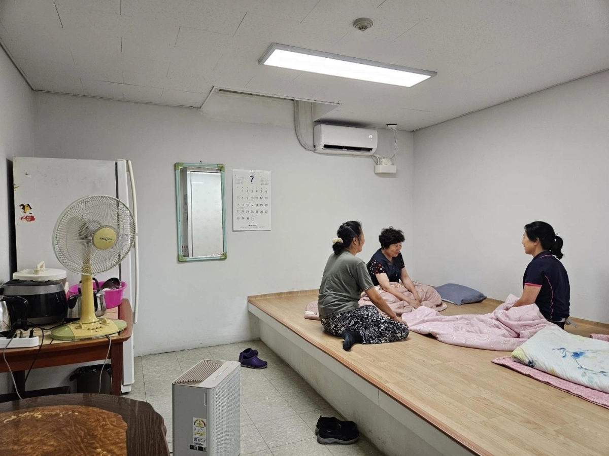 성동구의 한 공동주택 미화원 휴게시설을 구민들이 이용하고 있다.