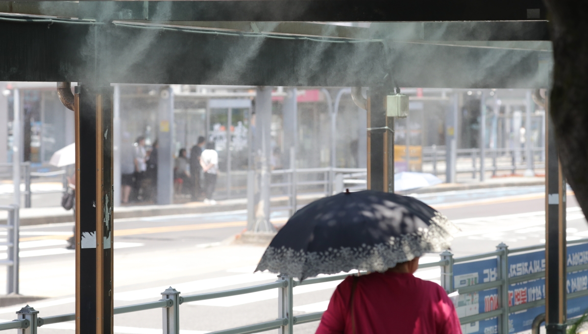 초복을 하루 앞둔 14일 제주시청 인근 버스정류장에 폭염피해에 대비한 쿨링포그(Cooling Fog) 시스템이 작동되고 있다. 2026.07.14. 뉴시스