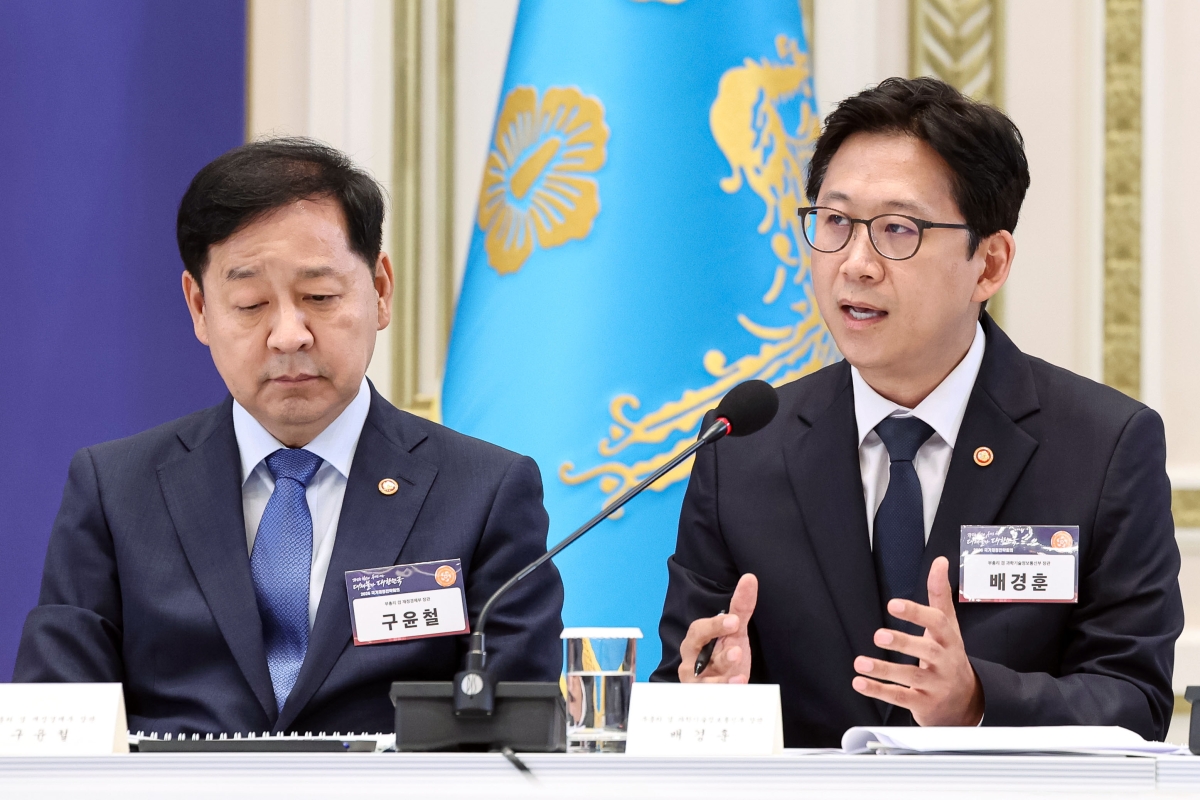 배경훈(오른쪽) 부총리 겸 과학기술정보통신부 장관이 지난 13일 청와대에서 열린 2026년 국가재정전략회의에서 3대 메가프로젝트 지원 방안 발표를 하고 있다. 뉴시스
