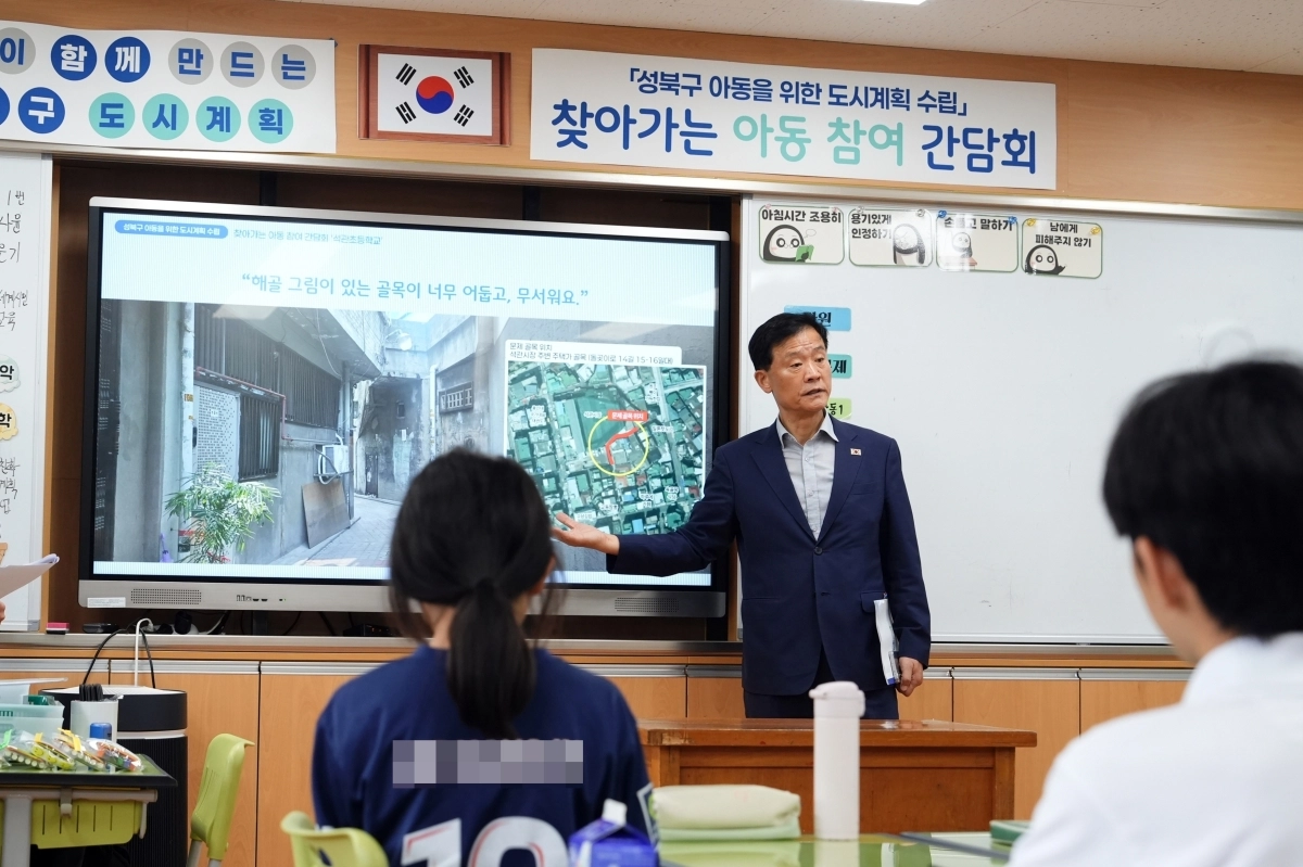 이승로 성북구청장이 성북구 석관초를 찾아 ‘찾아가는 아동 참여 간담회’를 열고 학생들과 대화하고 있다.  성북구 제공