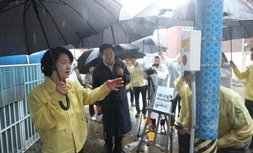 추미애 경기도지사가 9일 오전 안양시 석수동 주택가에서 여름철 호우 대비상황을 점검하고 있다. 경기도 제공