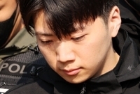 지난 5월 5일 0시 10분쯤 광주 광산구 월계동의 한 고등학교 인근 인도에서 귀가하던 이채원(17)양을 살해한 장윤기(23)가 영장실질심사를 받고 유치장으로 향하고 있다.
