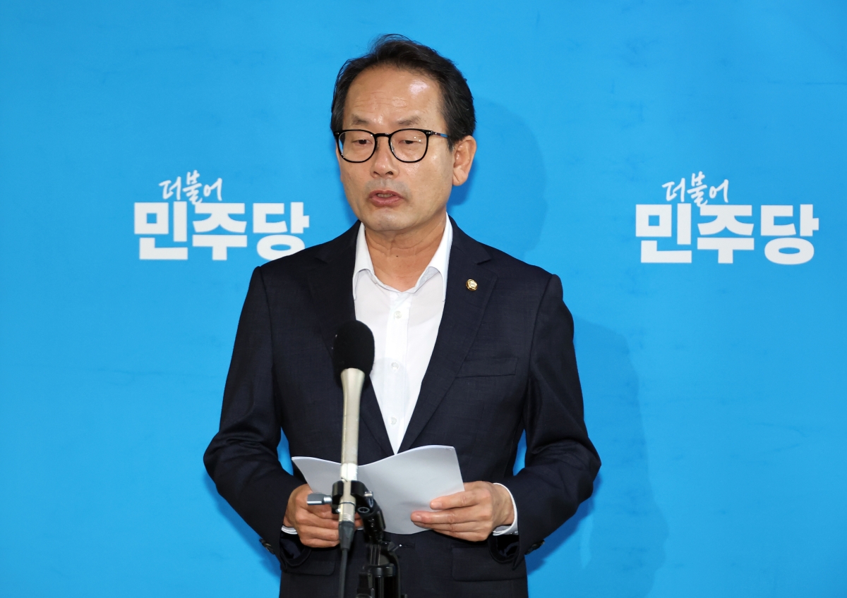더불어민주당 강준현 수석대변인이 14일 국회에서 열린 비공개 최고위원회의가 끝난 뒤 기자들에게 회의 결과를 설명하고 있다. 2026.7.14. 연합뉴스