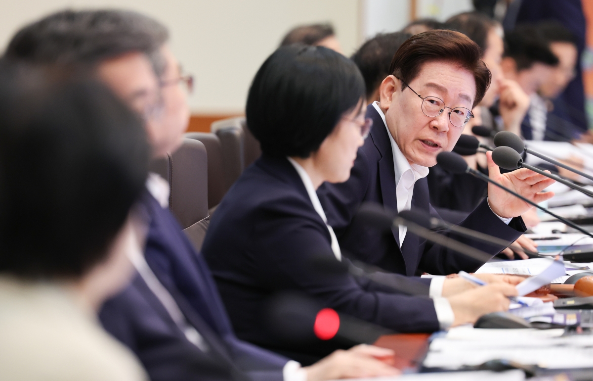 이재명 대통령이 14일 청와대에서 열린 국무회의에서 원민경 성평등가족부 장관에게 형사미성년자(촉법소년) 연령 기준 공론화 결과 관련 질문을 하고 있다. 2026.7.14. 청와대통신사진기자단