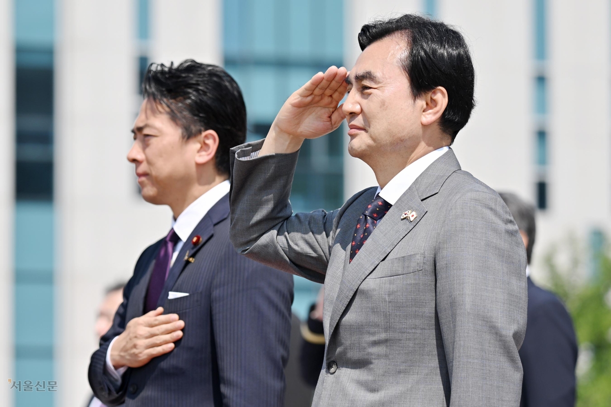 안규백(오른쪽) 국방부 장관과 고이즈미 신지로 일본 방위상이 지난 6월 서울 용산구 국방부 연병장에서 의장대 사열을 마친 뒤 경례하고 있다. 서울신문 DB