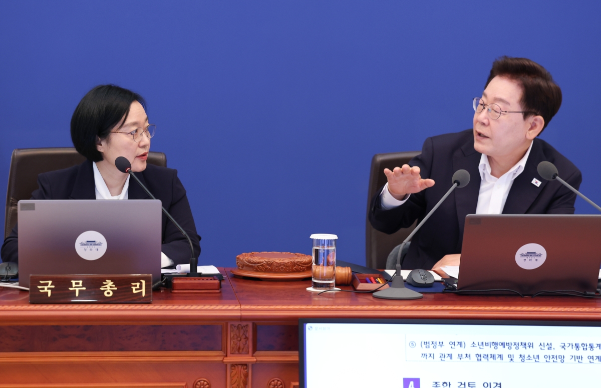 이재명 대통령과 한성숙 국무총리가 14일 청와대에서 열린 국무회의에서 부동산 정책 방향과 관련해 대화하고 있다. 뉴스1