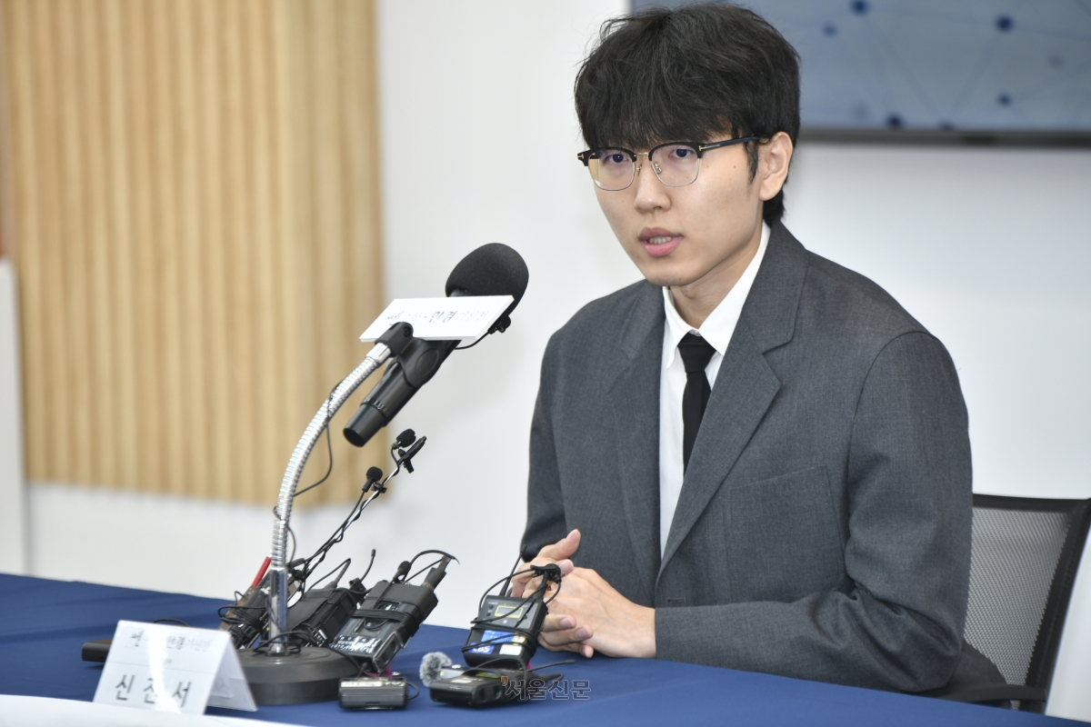인공지능과의 바둑 맞대결을 앞둔 신진서 9단이 14일 서울 성동구 한국기원에서 열린 쎈수학·한경 기신전 기자회견에서 취재진의 질문에 답하고 있다. 2026.7.14 한국기원 제공