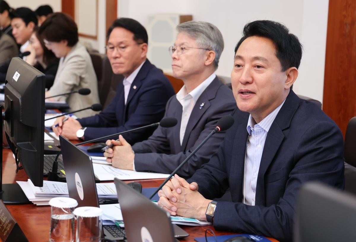 오세훈(오른쪽) 서울시장이 14일 청와대에서 열린 국무회의에서 인사말을 하고 있다. 오 시장은 이날 정부에 부동산 정책 관련 제안을 하려 했으나 한성숙 국무총리가 “서류로 받도록 하겠다”고 해 발언기회를 얻지 못했다. 오 시장 왼쪽은 민형배 전남광주통합특별시장. 뉴스1
