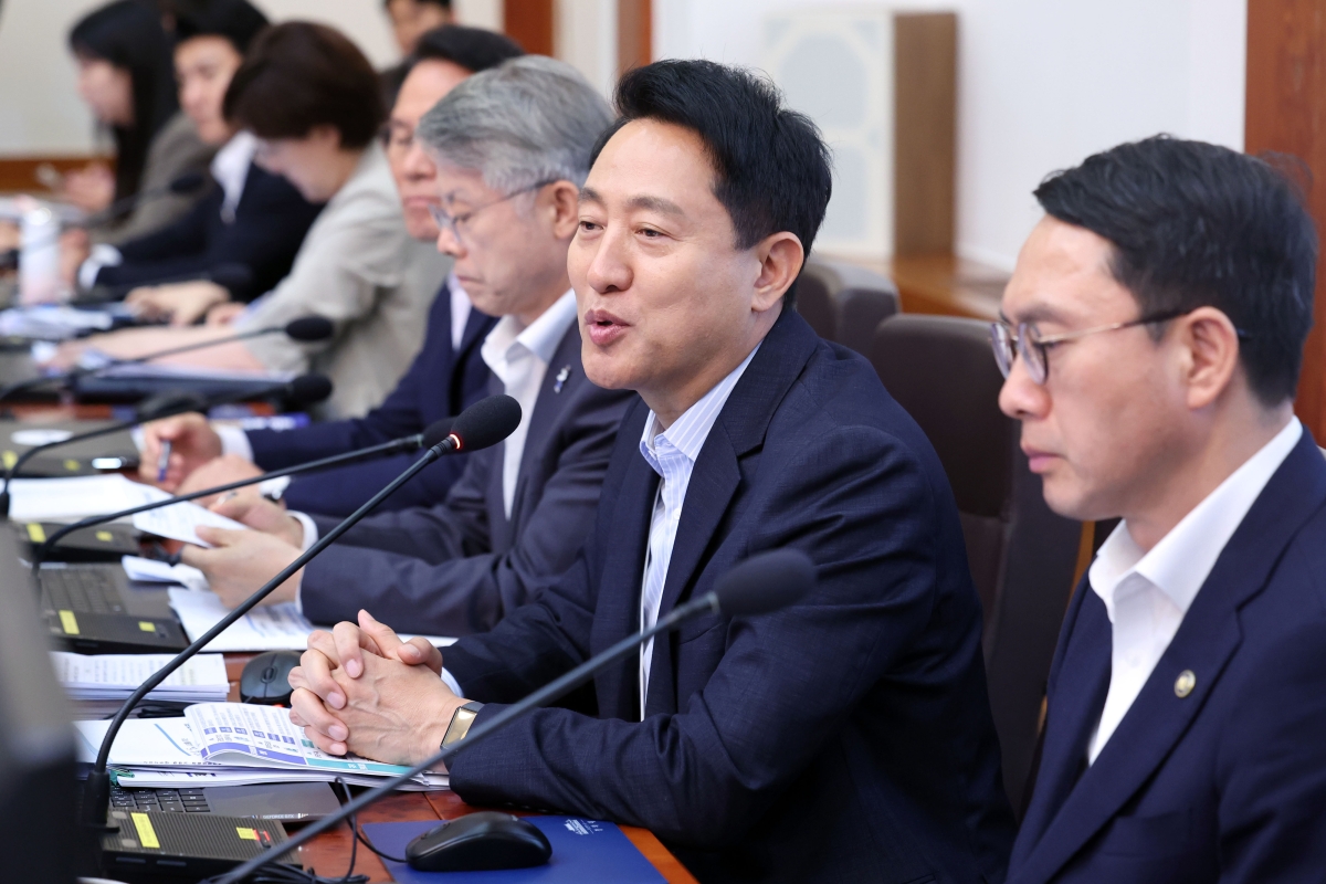 오세훈 서울시장이 14일 청와대에서 이재명 대통령 주재로 열린 국무회의에서 인사말을 하고 있다.  연합뉴스