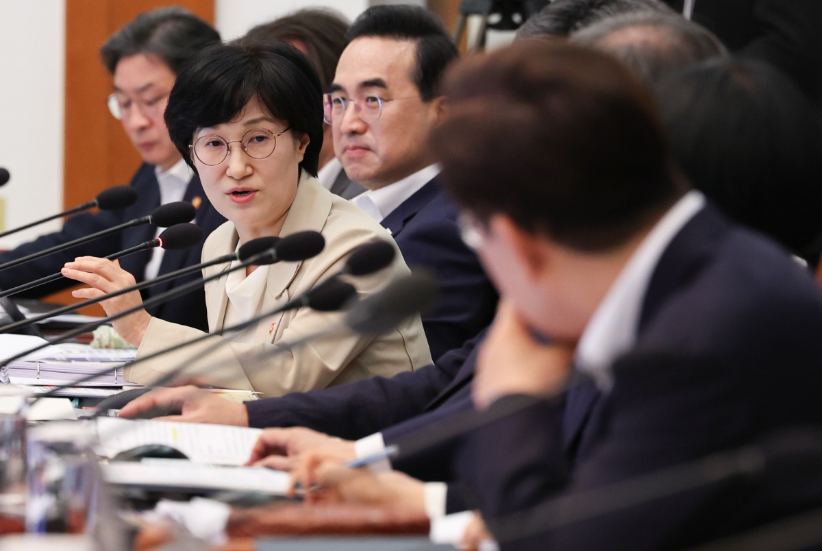 원민경 성평등가족부 장관이 14일 청와대에서 이재명 대통령 주재로 열린 국무회의에서 형사미성년자(촉법소년) 연령 기준 공론화 결과를 보고 하고 있다. 연합뉴스