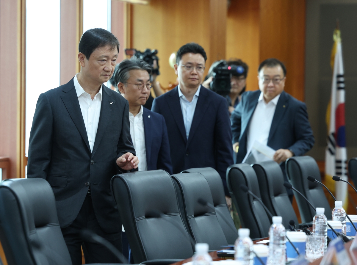 금융위원회는 단일종목 레버리지 ETF 보완책 등을 논의하기 위해 주요 증권사 및 자산운용사 관계자들과 비공개 간담회를 갖고 있다. 사진은 전날 열린 자산운용사 CEO 간담회에 참석한 이찬진 금융감독원장(왼쪽).