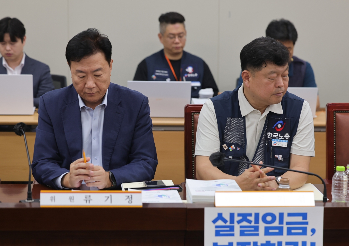 14일 정부세종청사 최저임금위원회에서 열린 제14차 전원회의에서 사용자위원인 류기정 한국경영자총협회(경총) 전무(왼쪽)와 근로자위원인 류기섭 한국노총 사무총장이 굳은 표정으로 발언을 듣고 있다. 연합뉴스