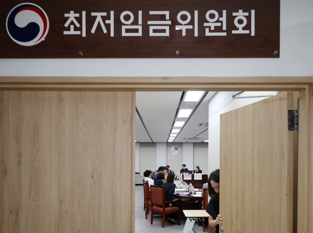 최저임금위원회 위원들이 14일 오후 세종시 정부세종청사에서 열린 최저임금위 제14차 전원회의를 속개를 위해 회의실에 앉아 있다. 뉴시스