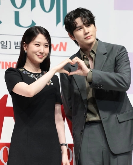 배우 박은빈과 옹성우(오른쪽)가 14일 서울 강남구 엘리에나 호텔 서울강남에서 열린 tvN 새 토일드라마 ‘오싹한 연애’ 제작발표회에서 포즈를 취하고 있다. ‘오싹한 연애’는 귀신을 보는 재벌 상속녀와 귀신을 가장 무서워하는 열혈 검사의 좌충우돌 오컬트 로맨스를 그리는 드라마다. 2026.7.14<br>뉴스1