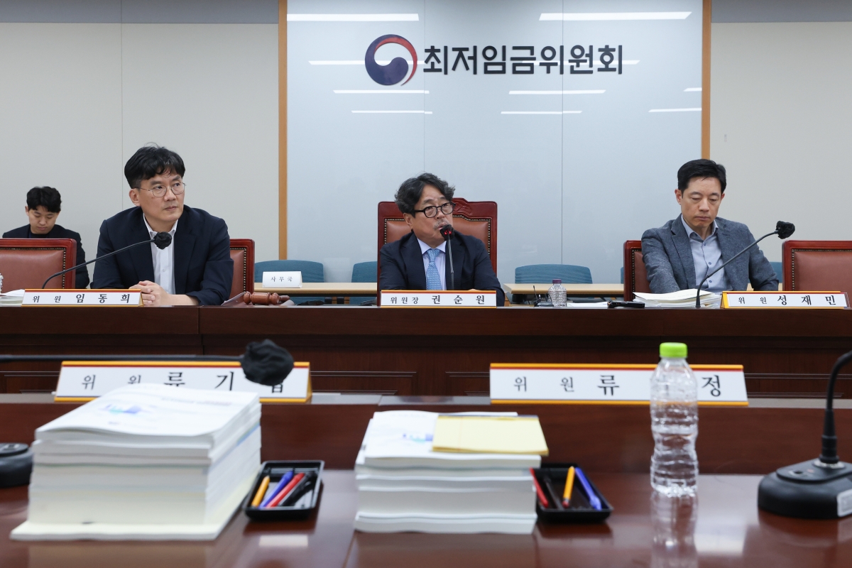 14일 정부세종청사에서 열린 최저임금위원회 제14차 전원회의에서 내년도 최저임금이 시간당 1만700원으로 최종 결정된 뒤 권순원 최저임금위원장이 입장을 밝히고 있다.  2026.7.14 연합뉴스
