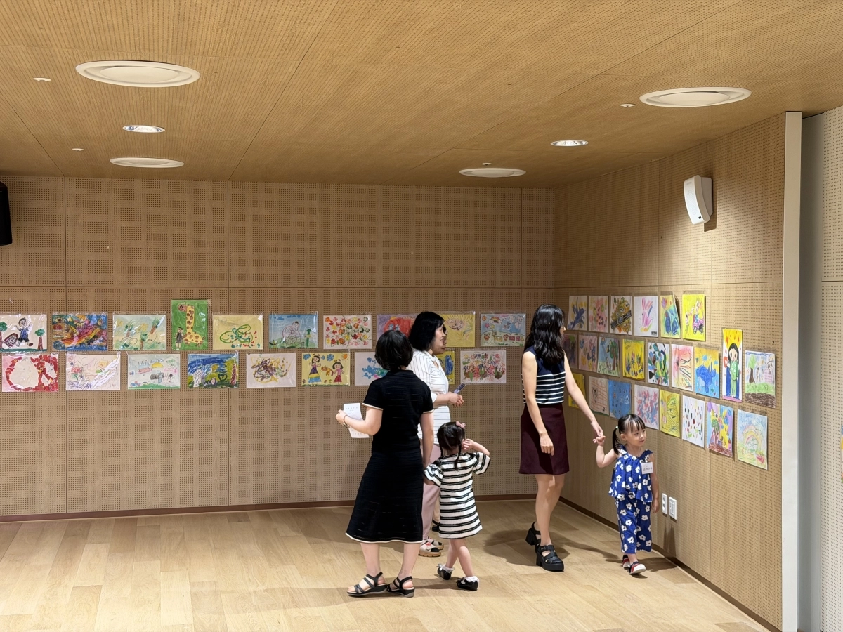 서울 광진구민들이 지난 9일 구청에서 열린 ‘나도 피카소 미술대회’ 수상작을 둘러보고 있다.  광진구 제공