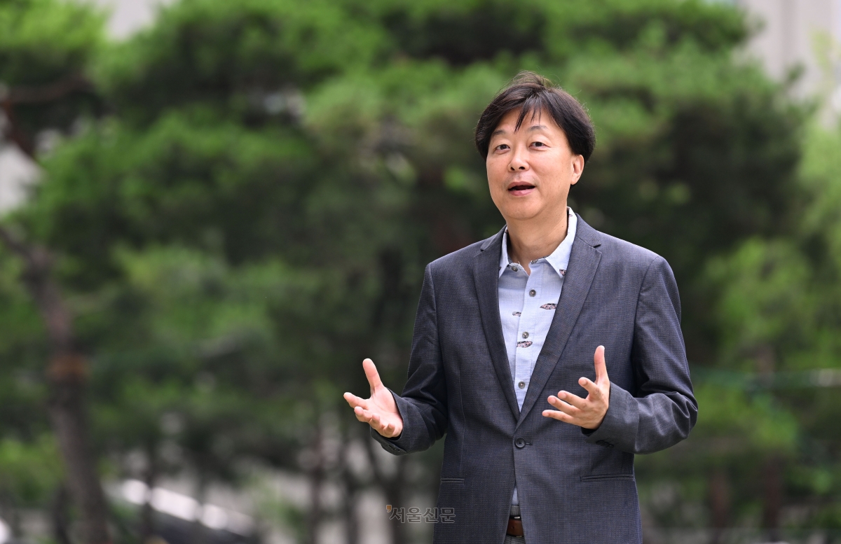 기업지배구조 전문가 조명현 고려대 경영학과 교수는 최근 서울신문 인터뷰에서 ‘영업이익의 N% 성과급’에 대해 강하게 비판했다. 조 교수는 “일 못하는 사람과 잘하는 사람, 성과를 낸 부문과 그렇지 않은 부문을 구별하지 않고, 또 경쟁기업과 비교해 좋은 성과를 냈는지 관계없이 같은 성과급을 주는 것은 공정하지 않다”고 말했다. 도준석 전문기자
