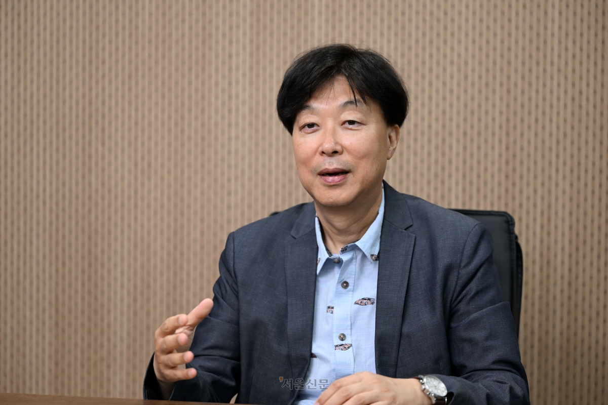 조명현 고려대 경영학과 교수는 성과급 지급 방식과 관련해 “주식기반 보상, 장기 인센티브 등 글로벌 보상체계에 맞게 더 정교한 성과급 체계를 마련해야 한다”고 말했다.  도준석 전문기자