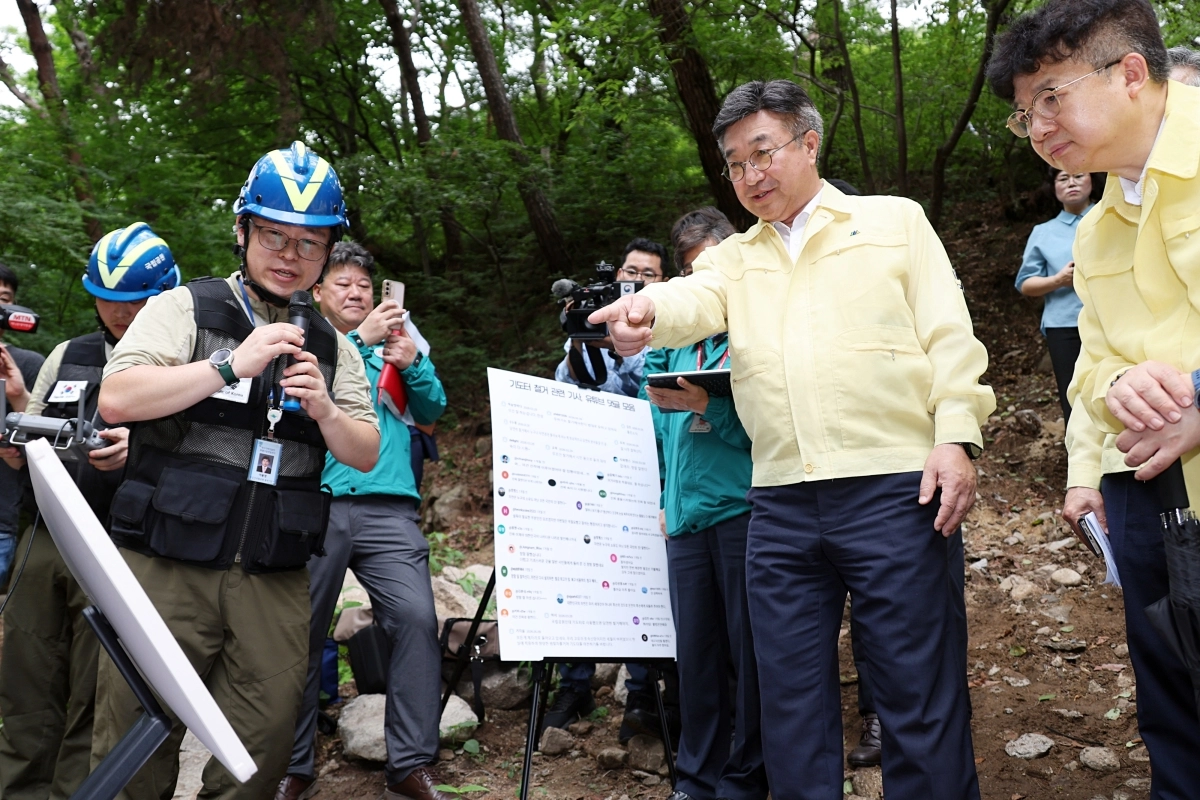 팔공산 하천·계곡 불법시설 정비 현장 둘러보는 윤호중 장관