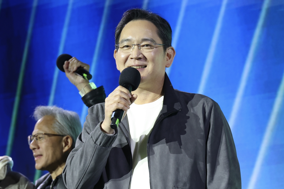 이재용 삼성전자 회장이 30일 서울 코엑스에서 열린 엔비디아의 그래픽카드(GPU) ‘지포스’ 출시 25주년 행사에서 단상에 올라 발언하고 있다. 2025.10.30 [공동취재] 연합뉴스