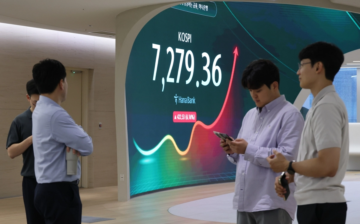 코스피가 7,000선을 회복한 15일 서울 중구 하나은행 딜링룸 현황판에 코스피가 표시되고 있다.     이날 오전 코스피는 226.08p(3.30%) 오른 7,082.91, 코스닥은 21.73p(2.77%) 오른 805.71로 개장했다.