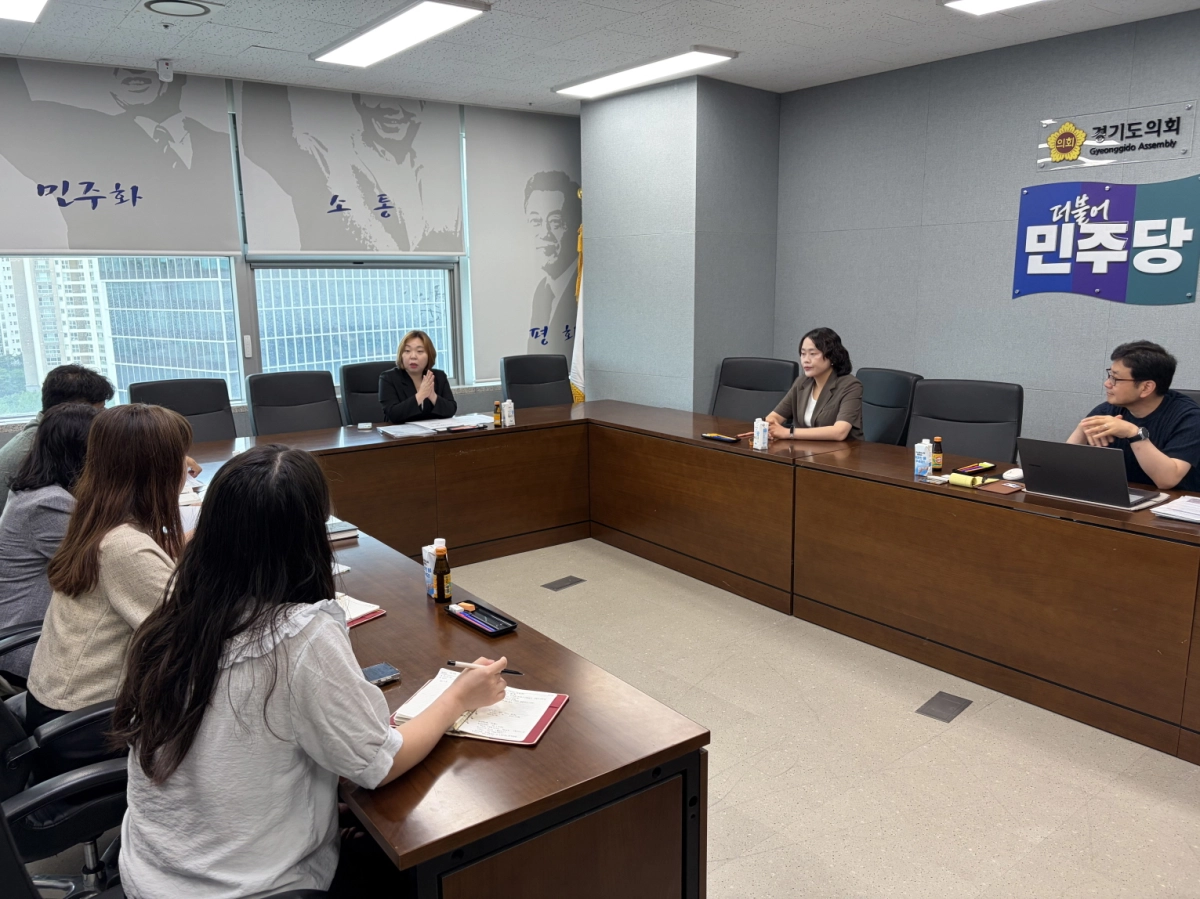 ▲ 전자영 의원이 경기도의회 회의실에서 용인시의회 신나연 의원, 도교육청 및 용인교육지원청 관계자 등과 함께 학교급식 예비식 기부 사업 활성화를 위한 간담회를 진행하고 있다. (사진=경기도의회)