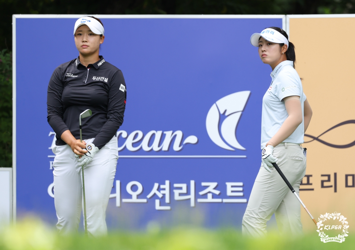 김민솔과 서교림이 지난 3월 전남 여수시에서 2006년 시즌 개막을 앞두고 열린 이벤트 대회  까르마·디오션컵 골프구단 대항전에서 동반 라운드를 준비하고 있다. 둘은 이번 시즌에 5승을 합작하며 상금과 대상 경쟁에서 1, 2위를 달리고 있다. KLPGA  제공.