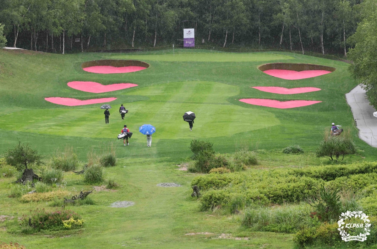 지난 12일 끝난 KLPGA투어 이번 시즌 15번째 대회 하이원 리조트 여자오픈에서 선수들이 코스를 이동하고 있다.  KLPGA투어는 2주 동안 쉰 뒤 30일부터 15주 연속 대회를 치른다. KLPGA 제공.