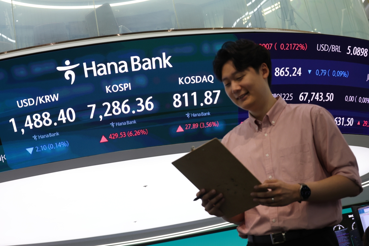 코스피가 7,000선을 회복한 15일 서울 중구 하나은행 딜링룸 현황판에 코스피·코스닥 지수가 표시되고 있다.     이날 오전 코스피는 226.08p(3.30%) 오른 7,082.91, 코스닥은 21.73p(2.77%) 오른 805.71로 개장했다.